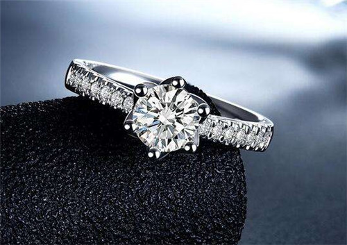 女人应该买多大钻石 女人应该买多大钻石戒指
