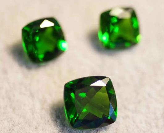 透辉石和绿宝石的区别？