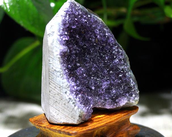 紫水晶原石摆件寓意(放在家里什么位置好)?
