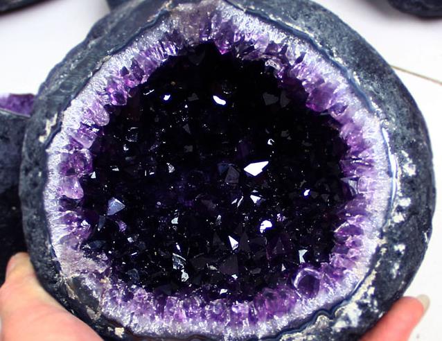 紫水晶原石有辐射吗(需要消磁吗)?
