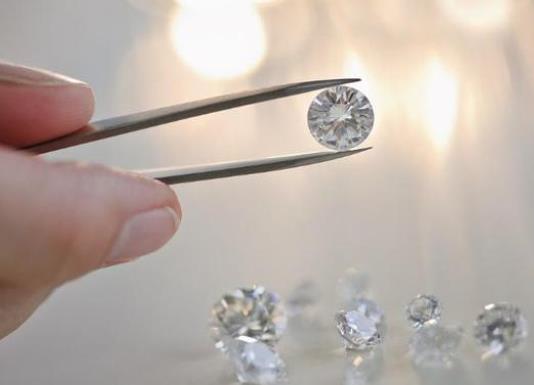 莫桑钻石和真钻石有什么区别