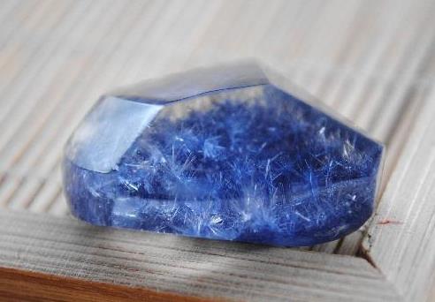 蓝线石和蓝发晶是一个品种吗？