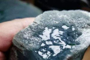玻璃种翡翠原石的基本特征